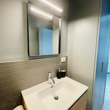 Corner House * Terst